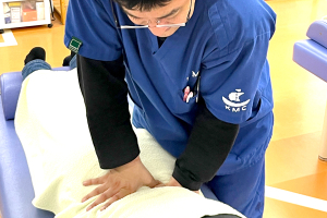 小林整骨院鍼灸院新居の腰痛の施術風景画像です。