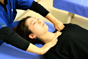 小林整骨院鍼灸院菅原の肩こりの施術画像