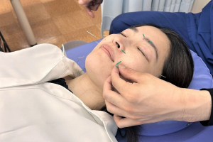 小林整骨院鍼灸院三ヶ日の鍼灸施術の施術風景画像です。