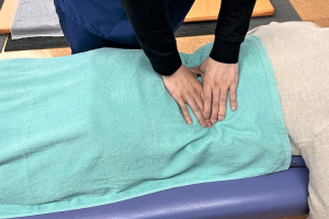 小林整骨院鍼灸院三ヶ日の腰痛の施術風景画像です。