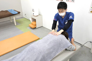 小林整骨院鍼灸院三ヶ日の肩こりの施術風景画像です。