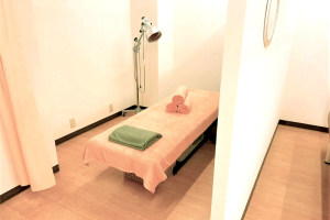 平成接骨院・鍼灸マッサージ院で整体施術を受ける内観画像像