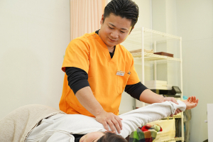 ひだまり整骨院・ひだまり鍼灸マッサージ院の肩こりの施術風景画像です。