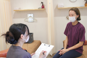 らぽーる整骨院・整体院　大宮院のカウンセリング風景画像です。