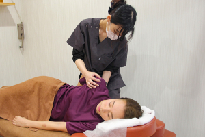 らぽーる整骨院・整体院 大宮院の整体の施術風景画像です。