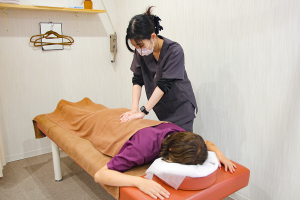 らぽーる整骨院・整体院　大宮院の骨盤矯正施術の施術風景画像です。