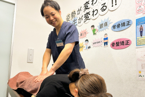 与野名倉堂鍼灸院・整骨院の腰痛の施術風景画像です。