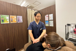 与野名倉堂鍼灸院・整骨院の肩こりの施術風景画像です。
