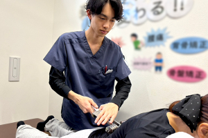 与野名倉堂鍼灸院・整骨院の猫背や体の歪みの施術風景画像です。