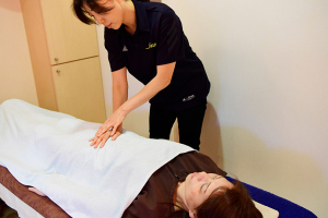 広尾ＦＩＥＬＤ鍼灸整骨院の骨盤矯正の施術風景画像です