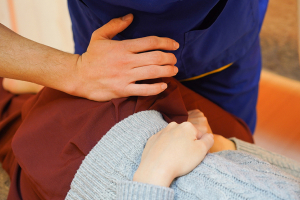東林間駅前接骨院の腰痛の施術風景画像です。