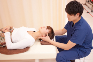 やさしさ昭島東中神整骨院の施術風景画像です。