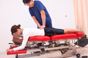 やさしさ昭島東中神整骨院の整体の施術風景画像です。