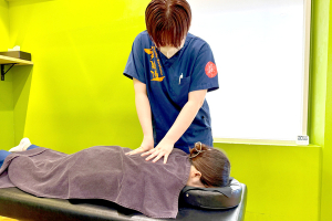 三軒茶屋栄通り接骨院・はり灸院の肩こりの施術風景画像です。