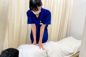 西所沢バランス接骨院の骨盤矯正の施術風景画像です。