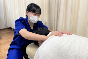 西所沢バランス接骨院の肩こりの施術風景画像です。