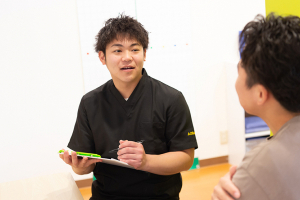 宮本町あおば接骨院のカウンセリング風景画像です。