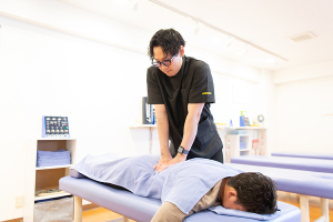 宮本町あおば接骨院の骨盤矯正の施術風景画像です。