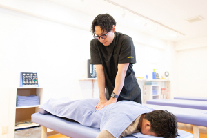 宮本町あおば接骨院の腰痛の施術風景画像です。