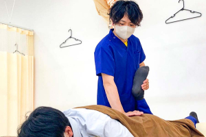 足利助戸接骨院の骨盤矯正の施術風景画像です。