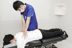 ＶＩＶＡ骨盤整体院　恵比寿院の骨盤矯正の施術風景画像です。