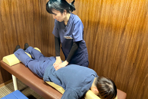 新津名倉堂鍼灸整骨院の腰痛の施術風景画像です。