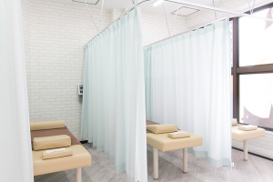 四日市日永すずらん鍼灸接骨院の整体施術を受ける内観の画像