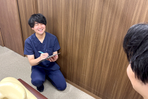 八幡山駅前接骨院・鍼灸院のカウンセリング風景画像です。