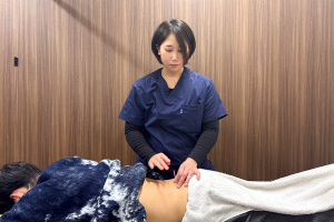 八幡山駅前接骨院・鍼灸院の鍼施術の施術風景画像です。