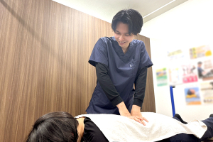 八幡山駅前接骨院・鍼灸院の骨盤矯正施術の施術風景画像です。