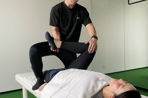 フラックスコンディショニングス下北沢の骨盤矯正施術の施術風景画像です。