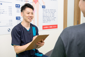 ＮＯＭＯＫＯＴＳＵ鍼灸整骨院　梅屋敷院のカウンセリング風景画像です。