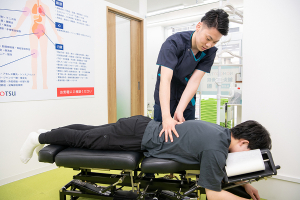 ＮＯＭＯＫＯＴＳＵ鍼灸整骨院　梅屋敷院の骨盤矯正の施術風景画像です。