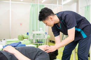 ＮＯＭＯＫＯＴＳＵ鍼灸整骨院　梅屋敷院の肩こりの施術風景画像です。