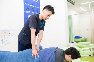 ＮＯＭＯＫＯＴＳＵ鍼灸整骨院　梅屋敷院の腰痛の施術風景画像です。