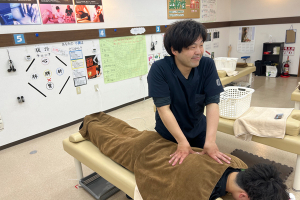 南仙台東口接骨院の腰痛の施術風景画像です