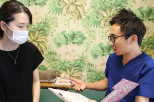 チョウ接骨院のカウンセリング風景画像です。