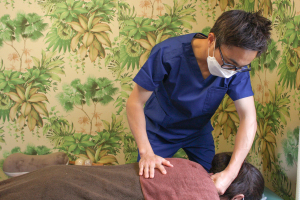 チョウ接骨院の肩こりの施術風景画像です。