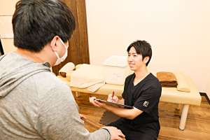 北小金南口駅前接骨院のカウンセリング風景画像です。