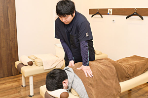 北小金南口駅前接骨院の肩こりの施術風景画像です。