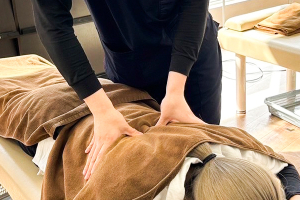 井尻駅前接骨院の肩こりの施術風景画像です。