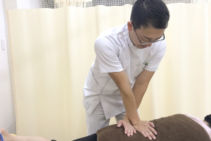 こう鍼灸接骨院の骨盤矯正の施術画像