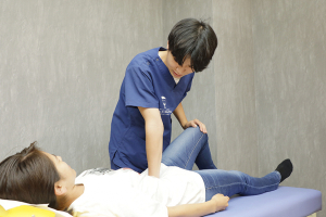 かさい駅西口鍼灸整骨院の骨盤矯正の施術風景画像です。