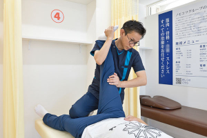 ＮＯＭＯＫＯＴＳＵ鍼灸・整骨院　浦安当代島院の骨盤矯正の施術風景画像です。