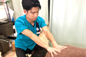 こころ整体院　西八王子院の肩こりの施術風景画像です。