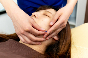 ＫＯＫＵＡ鍼灸整骨院　浦和院の美容鍼の施術風景画像です。