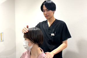 ＫＯＫＵＡ鍼灸整骨院　浦和院の肩こりの施術風景画像です。
