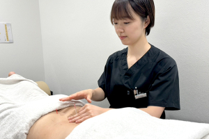 ＫＯＫＵＡ鍼灸整骨院　浦和院の腰痛の施術風景画像です。