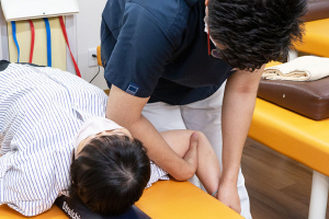 宇都宮宿郷鍼灸整骨院の肩こりの施術風景画像です。