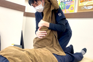 小平南口接骨院の骨盤矯正施術の施術風景画像です。
